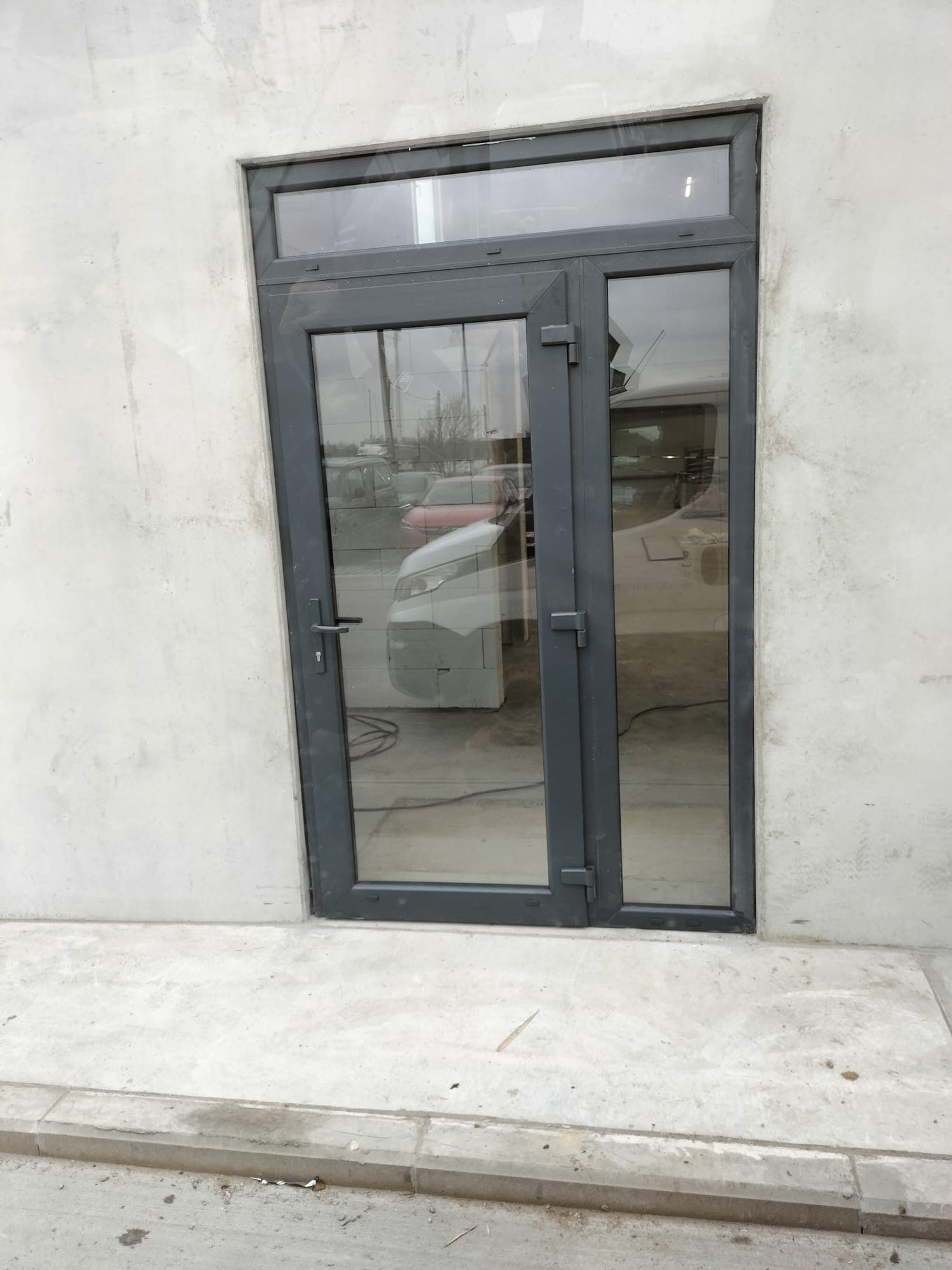 Realizacja montażu drzwi